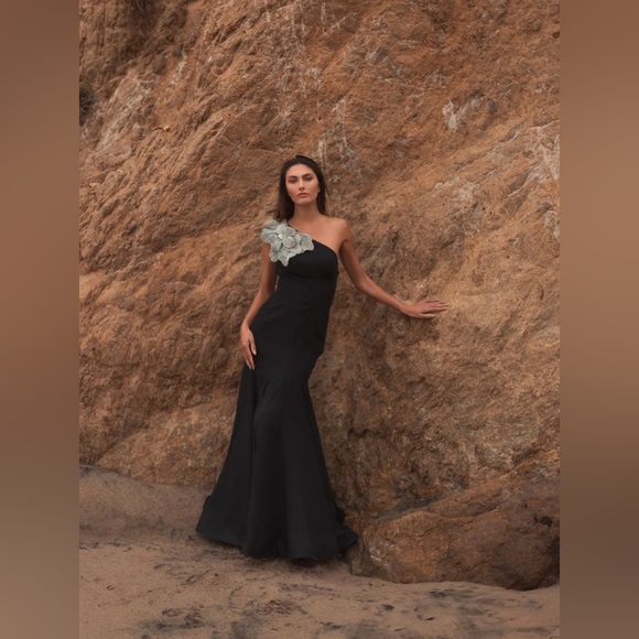 Mac Duggal Dresses & Skirts - MAC DUGGAL
Black Crepe One Shoulder Gown With Crystal Flower
$698 USD Size 10